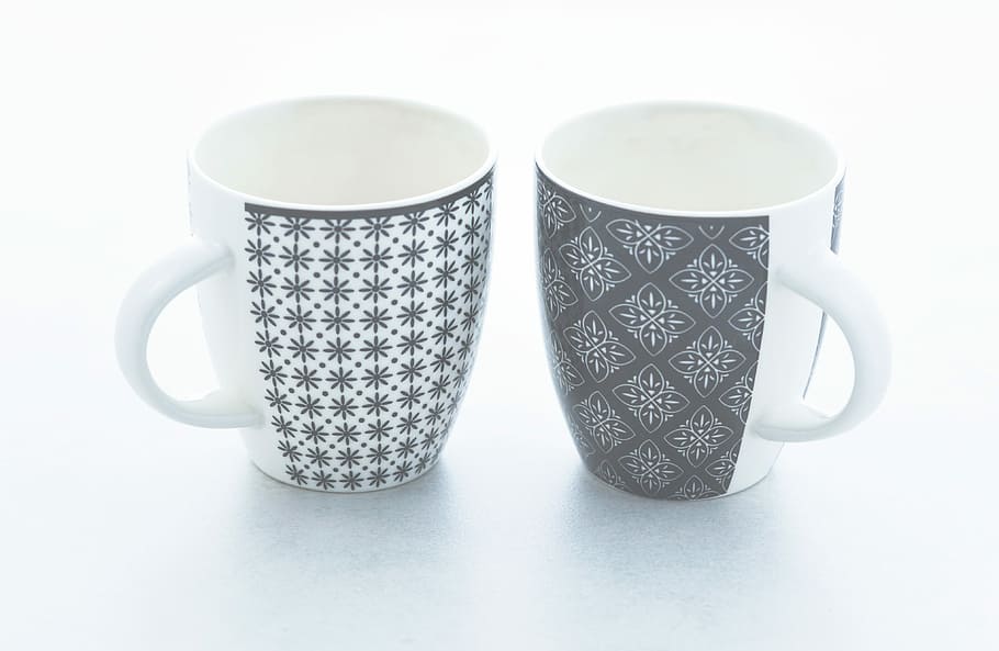 dos, blanc, negre, ceràmica, tasses, superfície, esvaïda, blanquejat, llum, espai, suau, pastel, tassa, a l'interior, fons blanc, beure, dos objectes, menjar i beguda, tassa de cafè, primer pla, tir de l'estudi, natura morta, refresc, cap gent, tassa de te, porcellana, tallar, vaixella, taula, beguda calenta, begudes sense alcohol, color plata, ornamentat, 4K