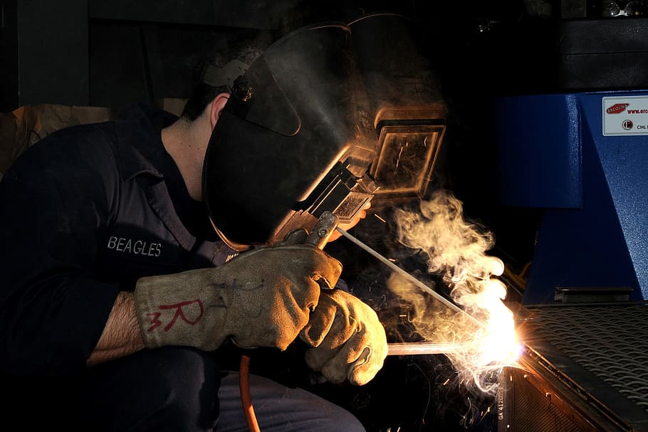 uomo, indossare, nero, detenzione, casco, giacca, costruzione, lavoratore, saldatura, saldatore, industria, metallo, militare, persona, lavoro, costruire, maschera, compito, calore - temperatura, occupazione, industria dei metalli, protezione, abiti da lavoro protettivi, in casa, una persona, ardente, movimento, fuoco, fuoco - fenomeno naturale, sicurezza, abilità, scintille, acciaieria, fonderia, acciaio, 1080P