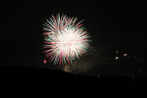 Feuerwerk, Nacht-, Licht, Hölle, Explosion, Rakete, Funkenregen, Veranstaltung, Feier, Bewegung, beleuchtet, explodiert, Kunst, Kultur und Unterhaltung, Himmel, keine Leute, glühend, Langzeitbelichtung, Natur, Flachwinkelansicht, mehrfarbig, Feuerwerk - künstliches Objekt, Bewegungsunschärfe, dunkel, kopieren sie platz, draußen, Silvester, explosiv, 2K, CC0, gemeinfrei, lizenzfrei