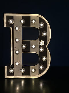 b, carta, forma, tipografia, modern, fons negre, tir de l'estudi, a l'interior, cultura i entreteniment artístic, cap gent, industria del cinema, tecnologia, equips d’il·luminació, fons de colors, metall, sol objecte, estil retro, tridimensional, il·luminat, reflexió, habitació domèstica, nit, brillant, primer pla, vida nocturna, crom, 2K, CC0, domini públic, lliure de regalies