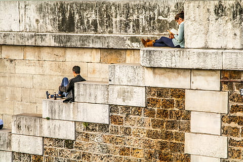 home, assegut, escala, darrere, dona, més alt, gris, concret, escales, lectura, pas, bloc, pedra, maó, texans, femella, masculí, paret de maó, arrencada, jaqueta, begudes, homes, arquitectura, estils de vida, persones reals, gent, estructura construïda, home jove, funció de construcció de parets, activitat d'oci, longitud completa, paret, dia, adult, adult jove, relaxació, mascles, roba casual, dues persones, a l'aire lliure, 5K, CC0, domini públic, lliure de regalies