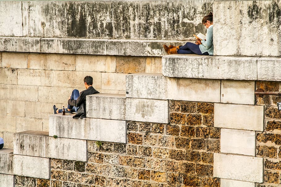 home, assegut, escala, darrere, dona, més alt, gris, concret, escales, lectura, pas, bloc, pedra, maó, texans, femella, masculí, paret de maó, arrencada, jaqueta, begudes, homes, arquitectura, estils de vida, persones reals, gent, estructura construïda, home jove, funció de construcció de parets, activitat d'oci, longitud completa, paret, dia, adult, adult jove, relaxació, mascles, roba casual, dues persones, a l'aire lliure, 5K