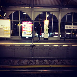 metro, Berlin, jernbanetransport, jernbanestation platform, jernbanestation, offentlig transport, transportmidler, transportform, spore, jernbanespor, rigtige mennesker, tog, arkitektur, tog - køretøj, gruppe af mennesker, rejse, venter, passager, nat, livsstil, herrer, platform, station, 1080P, CC0, offentligt domæne, royaltyfrie