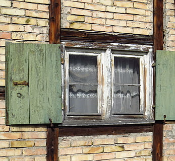 finestra, obturador, vell, nostàlgia, lamentable, maó, casa, Masia, vintage, material de fusta, estructura construïda, exterior de l'edifici, arquitectura, cap gent, dia, edifici, porta, entrada, vidre - material, tancat, resistent, abandonat, a l'aire lliure, barri residencial, espatllat, seguretat, marc de finestra, 2K, CC0, domini públic, lliure de regalies