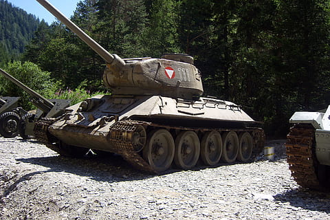 obrněný vůz, starý, zastaralý, prohledávače, vojenský, zbraň, armáda, válka, pistole, ozbrojené síly, obrněný tank, dělo, konflikt, maskovat, obrněné vozidlo, dělostřelectvo, Rusko, den, venku, přeprava, rostlina, strom, Příroda, způsob dopravy, přistát, nikdo, slunečního světla, nádrž, pole, les, pozemního vozidla, boční pohled, leteckého vozidla, agrese, 2K