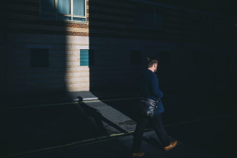 lys, mand, vej, skygge, gade, gå, en person, rigtige mennesker, bygning udvendig, arkitektur, bygget struktur, fuld længde, sidebillede, livsstil, ung voksen, stående, bygning, unge mænd, nat, herrer, fritidsaktivitet, by, udendørs, overvejelse, venter, 5K, CC0, offentligt domæne, royaltyfrie