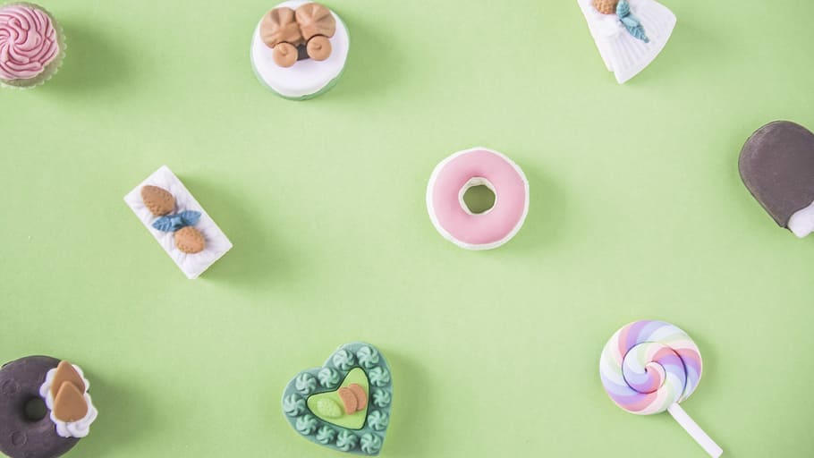 alt, fotografia d'angle, caramels, escriptori, naturalesa, artificial, fons, fleca, pa, marró, bun, pastís, nens, xocolata, primer pla, col · lecció, colorit, crema, cupcake, bonic, decoració, decoratiu, deliciós, postres, donut, maniquí, menjar, educació, fals, menjar fals, verd, fet a mà, gelat, cucurutxo de gelat, idea, piruleta, mini, miniatura, menta, muffin, pastel, patró, peça, plàstic, polímer, arc de Sant Martí, vermell, petit, berenar, dolços, saborós, joguina, joguines, fons de pantalla, fons de colors, a l'interior, directament a sobre, tir de l'estudi, vista d’angle alt, cap gent, gran grup d'objectes, elecció, variació, menjar i beguda, multicolor, fons verd, natura morta, dolç, grup d'objectes, menjar dolç, creativitat, 2K
