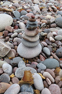 pedres, còdols, pila, stenenstapel, platja de còdols, pedra, naturalesa, pedra - objecte, rock - object, com zen, escena tranquil·la, equilibri, budisme, harmonia, material de pedra, platja, a l'aire lliure, mar, cap gent, gran grup d'objectes, marc complet, dia, sòlid, rock, terra, vista d’angle alt, abundància, tranquil·litat, 2K, CC0, domini públic, lliure de regalies