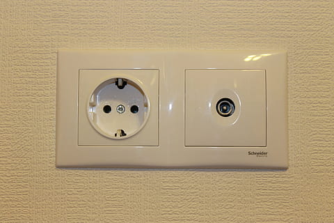 elettricità, luce, volt, voltaggio, energia, elettrico, design, tecnologia, impostato, sicurezza, caratteristica della parete, in casa, avvicinamento, nessuno, giallo, presa, forma, Colore bianco, in stile retrò, forma geometrica, combustibile e produzione di energia, materiale elettrico, strutturato, metallo, Marrone, controllo, Alimentazione elettrica, 4K, CC0, dominio pubblico, privo di copyright