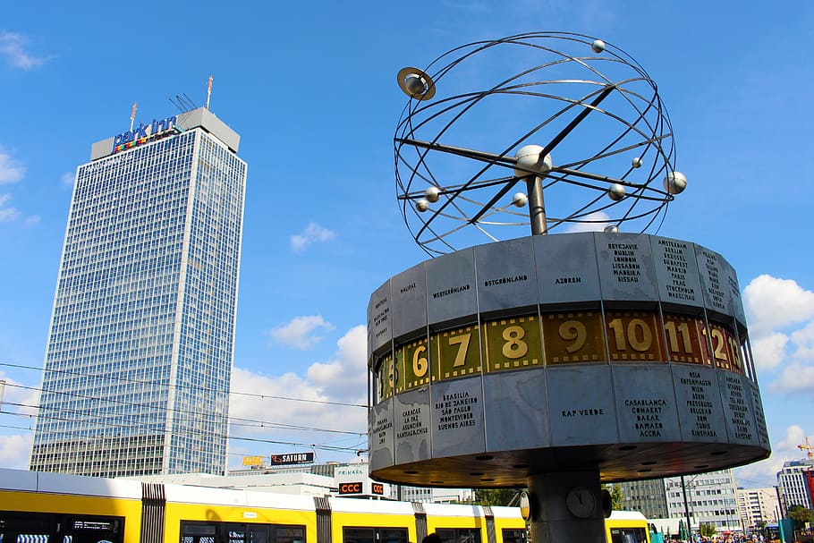 gris, de gran alçada, edifici, la llum del dia, rellotge mundial, Berlín, alexanderplatz, rellotge, referència, capital, Alemanya, llocs d'interès, arquitectura, s bahn, tramvia, groc, cel, blau, núvols, gratacels, hotel, Park Inn, text, estructura construïda, comunicació, naturalesa, exterior de l'edifici, vista d’angle baix, guió occidental, cap gent, ciutat, dia, viatjar, destinacions de viatge, transport, a l'aire lliure, signe, núvol - cel, torre, nombre, exterior d’edifici d’oficines, 2K