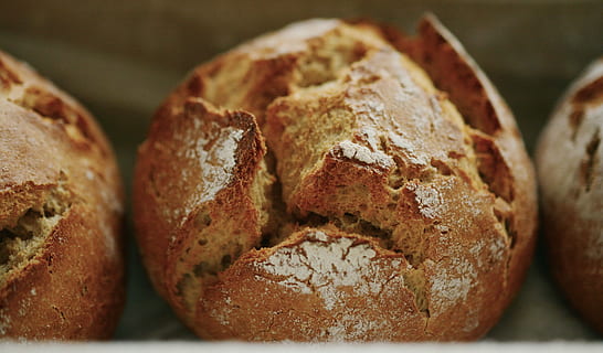 gebackenes Brot, Brot, rollen, Roggen, knusprig, Kruste, backen, Backwaren, wecken, Brotkorb, Futter, Essen und Trinken, Lebensmittel, Frische, gebacken, gesundes Essen, Nahansicht, drinnen, keine Leute, ein Leib Brot, Wohlbefinden, Geschäft, Trockenobst, Obst, Bäckerei, braun, Rosine, Fokus auf den Vordergrund, Vollkorn, getrocknetes Essen, Vollkornbrot, 5K, CC0, gemeinfrei, lizenzfrei