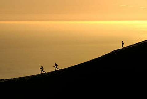 silhuet, tre, person, legeme, vand, solnedgang, hav, ocean, skyer, himmel, bjerg, bjergbestiger, eventyr, sollys, mennesker, gå, natur, vandring, kun voksne, udendørs, kun mænd, voksen, scenics - natur, skønhed i naturen, jord, fritidsaktivitet, livsstil, herrer, ro, gruppe af mennesker, rolig scene, orange farve, uigenkendelig person, aktivitet, 5K, CC0, offentligt domæne, royaltyfrie