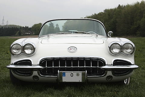 Oldtimer, Korvette, Auto, Lampen, Technologie, Tag, altmodisch, draußen, keine Leute, Sport, Transportmittel, Kraftfahrzeug, Transport, Retro-Stil, Landfahrzeug, Pflanze, Natur, Vorderansicht, Gras, Metall, Feld, Scheinwerfer, stationär, Land, silberfarben, Luxus, 2K, CC0, gemeinfrei, lizenzfrei
