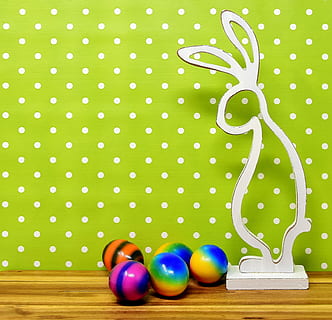 vijf, assorti kleuren ornamenten, naast, wit, konijn, houten, decor, paashaas, hout, Pasen, Paas eieren, gekleurde, gelukkig Pasen, kleurrijk, paasei, kleur, ei, decoratie, paasgroet, kleurrijke eieren, easter egg schilderij, de lente, groene kleur, viering, voedsel, eten en drinken, geen mensen, multi gekleurd, binnenshuis, vakantie, tafel, stip, patroon, groep objecten, kopie ruimte, gekleurde achtergrond, dier, natuur, 2K, CC0, publiek domein, royaltyvrij