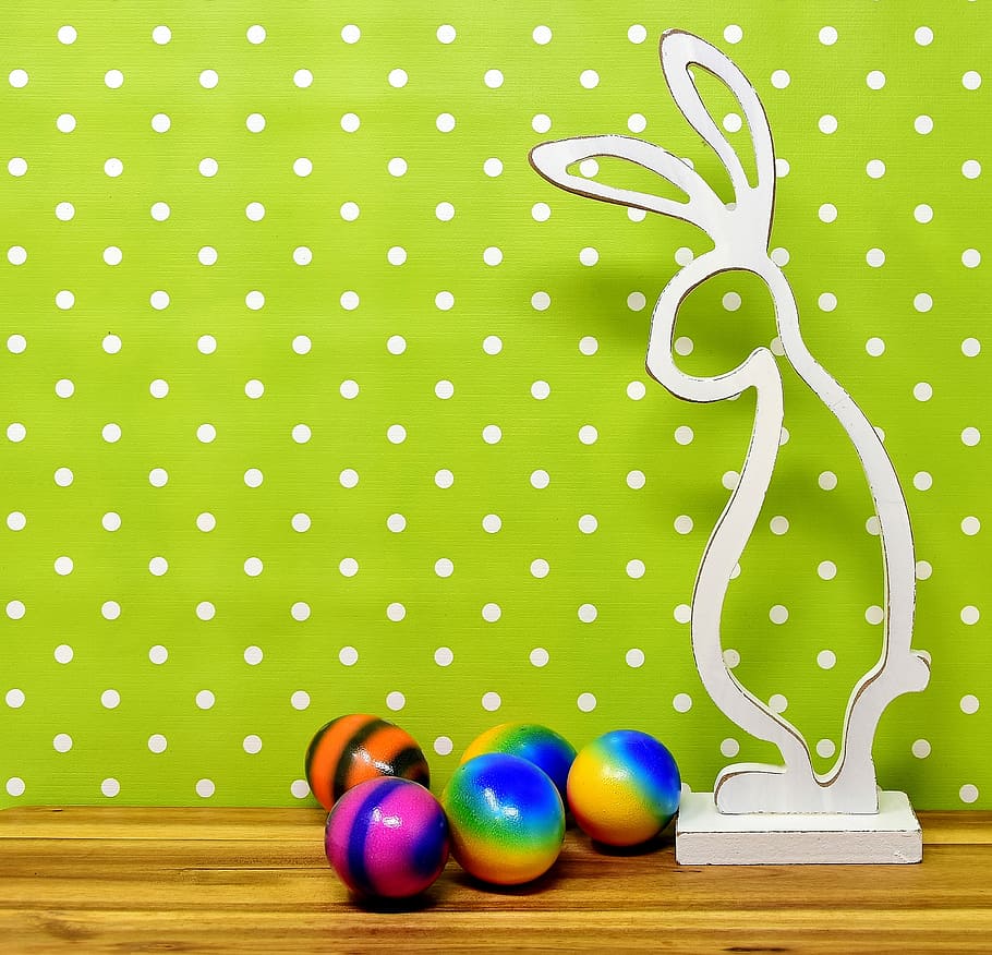 cinc, adorns de colors assortits, al costat, blanc, conill, fusta, decoració, conill de Pasqua, Pasqua, ous de Pasqua, de colors, Feliç Pasqua, colorit, ou de Pasqua, color, ou, salutació de pasqua, ous de colors, pintura d'ous de Pasqua, primavera, color verd, celebració, menjar, menjar i beguda, cap gent, multicolor, a l'interior, festa, taula, lunars, patró, grup d'objectes, còpia espai, fons de colors, animal, naturalesa, 2K