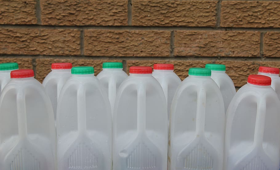 plàstic, contenidor, ampolla, llet, líquid, fons, capçalera, banner, paret de maó, paquet, tapa, buit, beure, frescor, calci, saludable, refresc, menjar i beguda, a l'interior, cap gent, en fila, nevera, menjar, costat a costat, elecció, gran grup d'objectes, producte diari, ampolla de llet, variació, tir de l'estudi, 5K