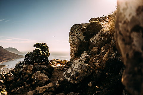 formacja skalna, dzień, skały, drzewa, seashoe, Góra, skała, drzewo, krajobraz, morze, rock - obiekt, solidny, niebo, Natura, spokój, spokojna scena, piękno natury, scenics - natura, żadnych ludzi, wylądować, na dworze, woda, zachód słońca, scena pozamiejska, szorstki, erozja, 5K, CC0, domena publiczna, darmowe zdjęcia