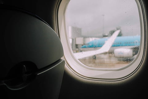 tæt på, fotografering, flyvemaskine windopw, blå, hvid, fly, vindue, vinge, regn, himmel, vinduesplads, flybe, sommer, lufthavn, ferie, flyvende, glas - materiale, transportform, indendørs, natur, bevægelse, luftfartøj, transportmidler, husholdningsudstyr, køretøj interiør, vand, ingen mennesker, rejse, dag, rengøring, indsats, 4K, CC0, offentligt domæne, royaltyfrie