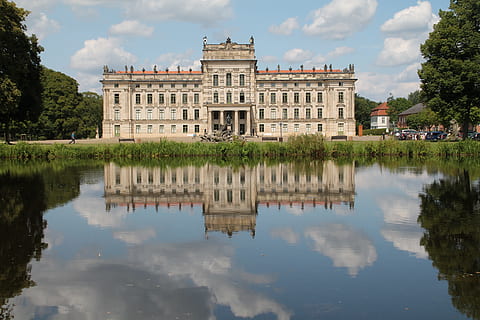 die Architektur, Reflexion, Schloss Ludwigslust, Gebäudehülle, Himmel, gebaute Struktur, Wasser, Reiseziele, Reise, Natur, wolke - himmel, Tourismus, Geschichte, die Vergangenheit, Pflanze, Baum, Stadt, Tag, Ufergegend, See, keine Leute, draußen, Regierung, 4K, CC0, gemeinfrei, lizenzfrei