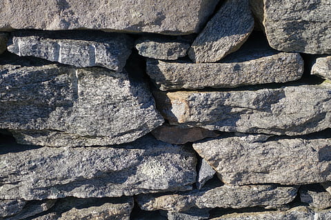 roccia, pietra, parete, modello, struttura, Materiale, fotogramma intero, sfondi, solido, strutturato, roccia - oggetto, giorno, nessuno, ruvido, luce del sole, avvicinamento, natura, muro di pietra, all'aperto, pietra - oggetto, durezza, caratteristica della parete, grande gruppo di oggetti, 5K, CC0, dominio pubblico, privo di copyright