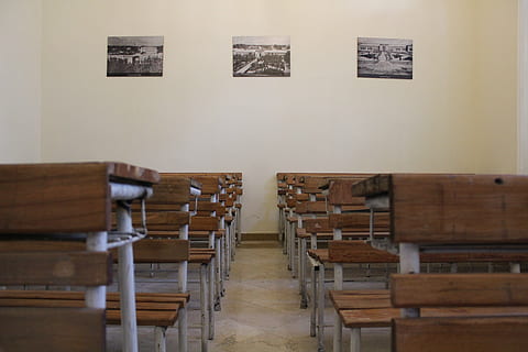 aula, escola, classe, a l'interior, cadira, taula, material de fusta, educació, funció de construcció de parets, seient, absència, cap gent, arquitectura, mobles, en fila, edifici, fusta, buit, banc, estructura construïda, paret, sòls, 5K, CC0, domini públic, lliure de regalies