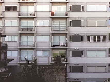 edificis de formigó gris, arquitectura, edifici, infraestructura, estructura, establiment, apartament, finestres, condomini, hotel, exterior de l'edifici, estructura construïda, fons, cap gent, marc complet, dia, a l'interior, finestra, barri residencial, a l'aire lliure, vidre - material, ciutat, naturalesa, balcó, vista d’angle baix, patró, 4K, CC0, domini públic, lliure de regalies