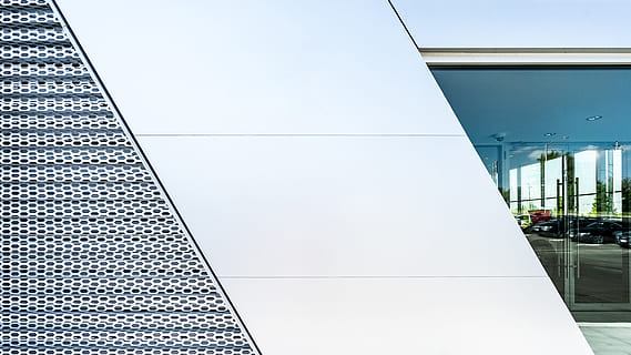 architektura, budova, infrastruktura, struktura, zřízení, byt, Okna, kondominium, moderní, stavba, nikdo, exteriér budovy, město, vzor, design, podnikání, kopie prostor, den, kancelář, sklo - materiál, přeprava, cestovat, tvar, řídké, kancelářská budova exteriér, venku, oblast odletu letiště, ocel, slitina, strop, vstupní hala, 5K, CC0, veřejná doména, bez autorských práv
