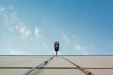 lågvinkelfotografering, skans, dagtid, låg, vinkelfoto, brun, byggnad, himmel, moln, ljus, lampa, solig, blå, vägg, dag, blå himmel, arkitektur, klar himmel, sida av byggnaden, klar, moln - himmel, lågvinkelvy, inget folk, natur, teknologi, förbindelse, ljusutrustning, utomhus, byggd struktur, gatubelysning, kommunikation, väggbyggande funktion, byggnad exteriör, solljus, elektricitet, skylt, 4K, CC0, offentligt domän, royaltyfria