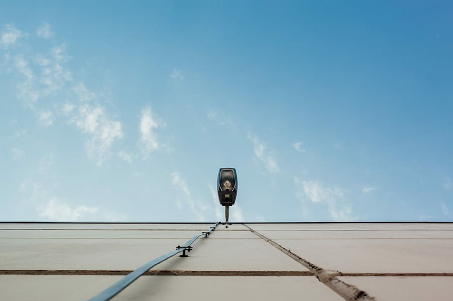 lavvinkelfotografering, Sconce, dagtimerne, lav, vinkel billede, Brun, bygning, himmel, Sky, lys, lampe, solrig, blå, væg, dag, blå himmel, arkitektur, skyfri himmel, side af bygningen, klar, sky - himmel, lav vinkel visning, ingen mennesker, natur, teknologi, forbindelse, belysningsudstyr, udendørs, bygget struktur, gadebelysning, meddelelse, murbygningsfunktion, bygning udvendig, sollys, elektricitet, skilt, 4K