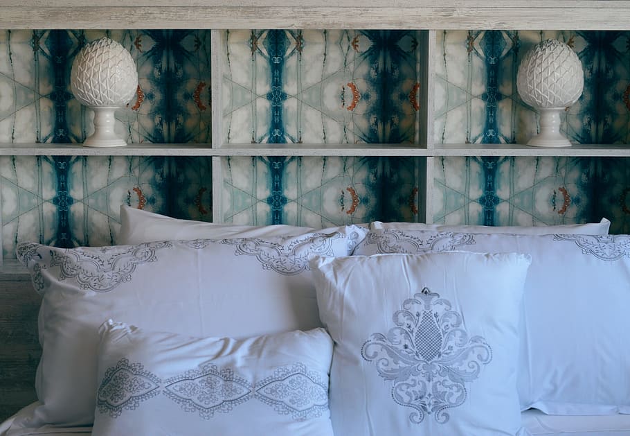 foto, quattro, bianca, grigio, stampato, cuscini, letto, testata, Camera da letto, mobilia, casa, camera, interno, design, biancheria da letto, dormire, comfort, moderno, lusso, pulito, confortevole, contemporaneo, domestico, Residenziale, accogliente, arredamento, eleganza, stile, nessuno, finestra, giorno, in casa, architettura, avvicinamento, Colore bianco, trasparente, Al dettaglio, vetro - materiale, celebrazione, tessile, rappresentazione umana, evento, memorizzare, rappresentazione, nozze, capi di abbigliamento, sfondi, esposizione al dettaglio, riflessione, natura morta, 5K