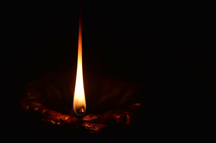 illuminato, luce, buio, la zona, lampada, fiamma, olio, stoppino, calore - temperatura, ardente, notte, nessuno, avvicinamento, sfondo nero, in casa, diya - lampada ad olio, fuoco, fuoco - fenomeno naturale, copia spazio, natura, girato in studio, candela, attrezzatura per l'illuminazione, luce - fenomeno naturale, raggiante, colore arancione, luminosità, fusione, 5K