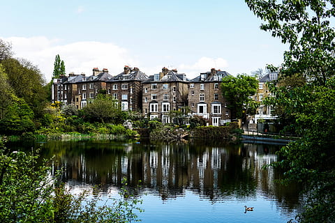Foto, braun, Häuser, Karosserie, Wasser, Beton, Gebäude, neben, tagsüber, Traumhaus, Reflexion, Haus, Fluss, Vereinigtes Königreich, die Architektur, draußen, See, Baum, Natur, Gebäudehülle, gebaute Struktur, Wohnhaus, keine Leute, Pflanze, Ufergegend, Himmel, Tag, Wohngegend, Vogel, 5K, CC0, gemeinfrei, lizenzfrei