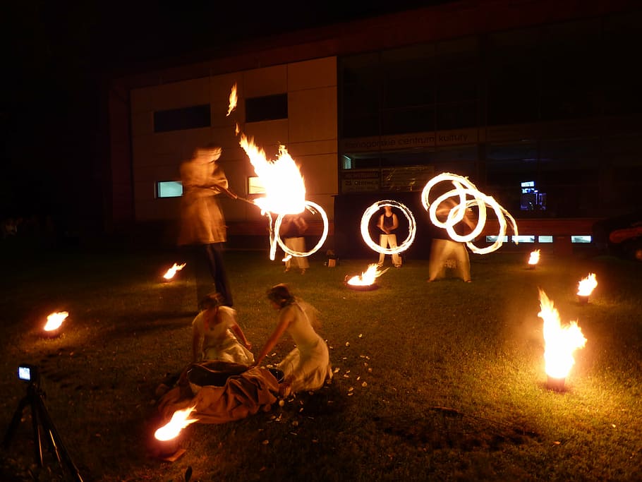 espectacle de foc, foc, flames, dansa, cremades, cremar, foc - fenomen natural, nit, gent, flama, calor - temperatura, cremant, il·luminat, longitud completa, moviment, adult, homes, persones reals, exposició llarga, brillant, rendiment, naturalesa, moviment borrós, habilitat, senyal d'advertència, a l'aire lliure, 4K
