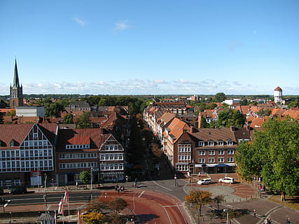 emden, Německo, nebe, mraky, budov, ulice, provoz, vozidel, architektura, panoráma, městský, podzim, stromy, mimo, scénický, panoráma města, Evropa, město, slavné místo, kostel, městské scény, střecha, Dějiny, starý, exteriér budovy, stavba, budova, rezidenční čtvrti, strom, Příroda, rostlina, den, přeprava, vysoký úhel pohledu, silnice, nikdo, Dům, venku, města, 2K, CC0, veřejná doména, bez autorských práv