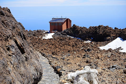 teide, iniş, uzakta, yol, istasyon, yol, istasyon, teleferik istasyonu, teleferik, Teleférico del Teide, ev, kulübe, kırmızı, Pico del Teide, teyde, teide milli parkı, tenerife, Kanarya Adaları, lav alanları, lav, yapılı yapı, dış yapı, kaya - nesne, mimari, Su, açık havada, Kaya, gökyüzü, katı, doğa, gün, bina, insansız, doğada güzellik, manzaralar - doğa, kaya oluşumu, arazi, kar, soğuk hava, dağ, 5K, CC0, kamu malı, telif ücretsiz