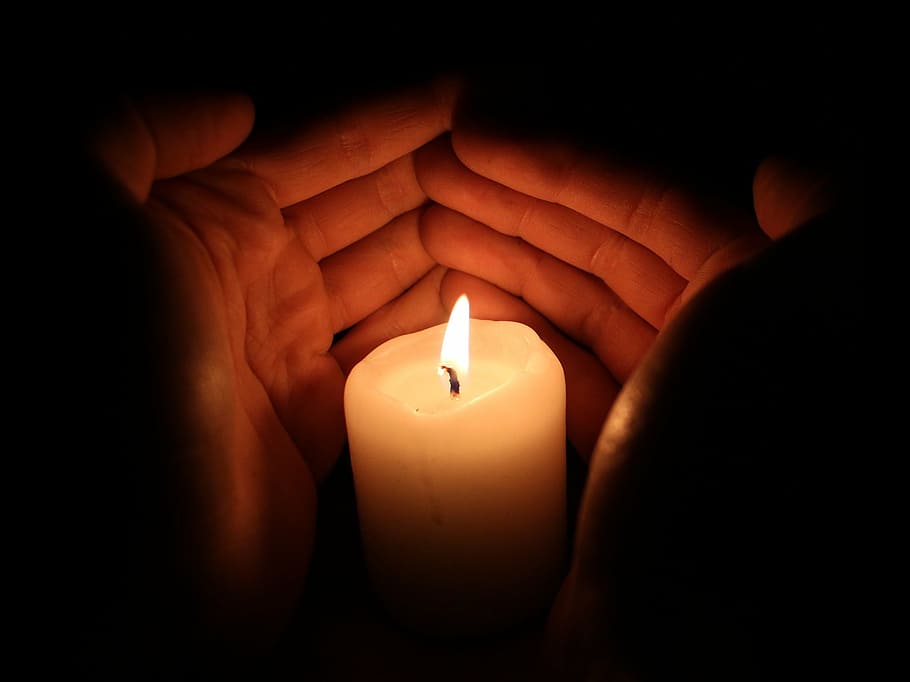 fotografia macro, blanc, vela de pilar, llum, vela, mans, flama, foc, nit, cremant, negre, romanç, brillant, espelmes, cera, fosc, relaxació, foc - fenomen natural, religió, espiritualitat, resant, esperança, Església, llum - fenomen natural, mà humana, mà, calor - temperatura, part del cos humà, il·luminat, a l'interior, primer pla, una persona, part del cos, habitació fosca, naturalesa, equips d’il·luminació, dit, fons negre, lluminositat, extremitat humana, 2K