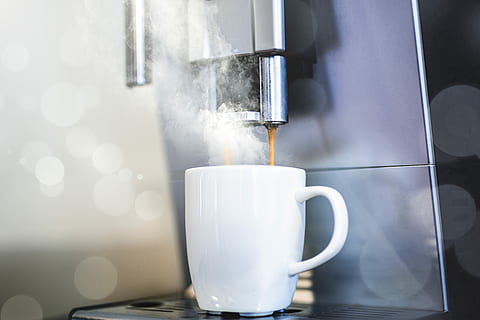 blanc, tassa de cafè, Cafetera, foto, ceràmica, tassa, cafè, vapor, màquina, beure, refresc, menjar i beguda, cafè - beguda, primer pla, abocament, frescor, beguda calenta, a l'interior, calor - temperatura, moviment, menjar, Color blanc, cap gent, latte, vaixella, cafeteria, 5K, CC0, domini públic, lliure de regalies