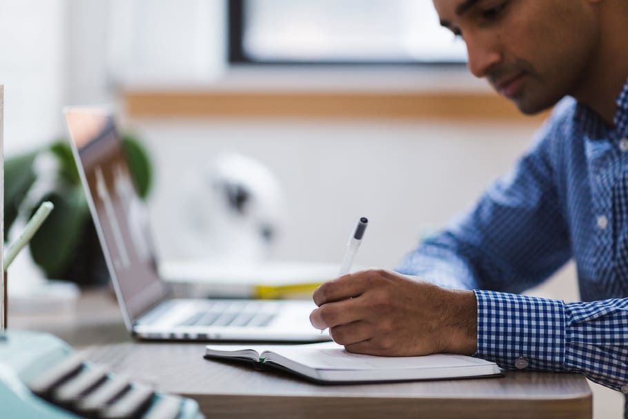 home, plaid, camisa de vestir, escriure, escriptori, portàtil, ordinador, navegador, recerca, estudiar, escola, quadern, negocis, gent, oficina, treballar, tecnologia, mobles, treball, adult, una persona, taula, tecnologia sense fils, persona de negocis, assegut, ocupació, comunicació, roba de negocis, home de negocis, a l'interior, bolígraf, nous negocis, ocupat, professional del disseny, usant portàtil, bloc de notes, 4K