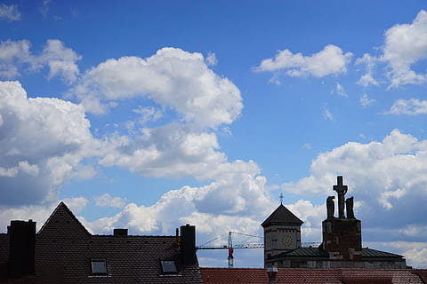 himmelsblå, moln, vit, stad, himmel, blå, vit, stad, hem, tak, kyrka, moln - himmel, arkitektur, byggnad exteriör, utomhus, byggd struktur, arkitektur och byggnader, hus, byggnad, natur, inget folk, bostadsområde, dag, lågvinkelvy, hög sektion, solljus, stadsliv, spira, 5K, CC0, offentligt domän, royaltyfria