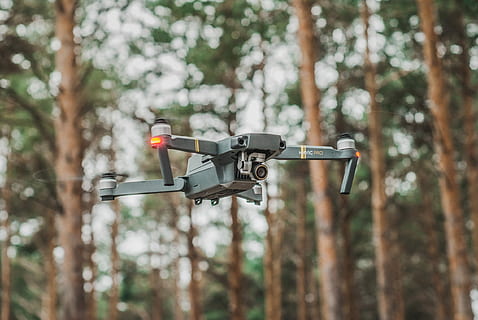 el meu mavic pro, gris, quadcopter, volant, mid, aire, drone, arbres, bosc, tecnologia, arbre, terra, naturalesa, planta, vigilància, centrar-se en primer pla, dia, seguretat, cap gent, a l'aire lliure, transport, càmera de seguretat, temes de fotografia, càmera - equip fotogràfic, protecció, moviment, Equipament de seguretat, 1080P, CC0, domini públic, lliure de regalies