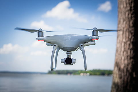 trântor, cer, superficial, focalizare fotografie, alb, quadcopter, aparat foto, a zbura, elice, lamă, zbor, fantomă, nor, apă, copac, cer albastru, film, lac, in afara, transport, nici o persoana, supraveghere, natură, la mijlocul-aer, zi, tehnologie, mare, mijloc de transport, să se concentreze asupra primelor elemente, vehiculul aerian, mişcare, albastru, Securitate, în aer liber, a închide, Industrie aerospatiala, 8K, CC0, domeniu public, fără drepturi de autor