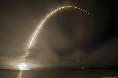 fotografie peisaj, corp, apă, nimbus nori, lansarea rachetei, noapte, traiectorie, SpaceX, ridicare, lansa, flăcări, propulsie, spaţiu, rachetă, viteză, vehicul, transport, nava spatiala, putere, nave spațiale, zbor, combustibil, numărătoarea inversă, cape canaveral, platforma de lansare, cer, scenice - natura, nor - cer, frumusețe în natură, natură, nici o persoana, mare, liniște, o scenă liniștită, orizont, orizontul peste apă, furtună, astronomie, dramatic cer, idilic, 4K, CC0, domeniu public, fără drepturi de autor