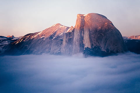 Brun, bjerg, hvid, skyer, dagtimerne, halv dome solnedgang, halvkuppel, solnedgang, Sky, klippe, klint, Yosemite, sne, natur, vulkan, vinter, scenics, landskab, udendørs, bjergtop, himmel, berømte sted, skønhed i naturen, rejsemål, rejse, kold temperatur, scenics - natur, miljø, ikke-urbane scene, sky - himmel, idyllisk, bjergkæde, rolig scene, ingen mennesker, ro, geologi, snedækket bjerg, formation, vulkansk krater, magt i naturen, 4K, CC0, offentligt domæne, royaltyfrie