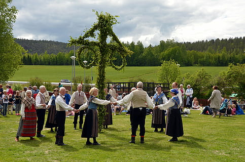 lidé, hospodářství, ruce, kolem, zelená, topiary, letní slunovrat, májka, lidové tance, dav, rostlina, strom, velká skupina lidí, tráva, skutečných lidí, skupina lidí, zelená barva, Příroda, mrak - nebe, muži, ženy, nebe, pole, den, hudba, stojící, dospělý, růst, venku, jednotný, 4K, CC0, veřejná doména, bez autorských práv