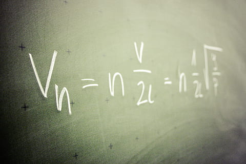 formule, mathématiques, la physique, équation, planche, étude, apprendre, école, texte, la communication, à l'intérieur, tableau noir, personne, écriture occidentale, fermer, couleur blanche, couleur verte, écriture, message, éducation, espace de copie, arrière-plans, l'écriture, objet fabriqué par l'homme, bâtiment scolaire, 2K, CC0, domaine public, libre de droits