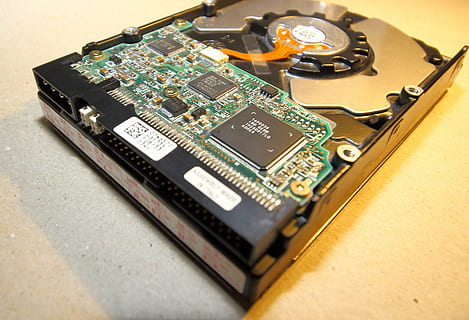 Festplatte, Computer, Hardware-, Datenspeicher, Technologie, Komponente, Chip, Hauptplatine, Computerchip, Elektronik-Industrie, Leiterplatte, Industrie, drinnen, keine Leute, High Angle View, Ausrüstung, Nahansicht, Verbindung, Komplexität, Computerausrüstung, Maschinen, Stillleben, elektrische Ausrüstung, Computerteil, Tabelle, elektrische Komponente, 4K, CC0, gemeinfrei, lizenzfrei