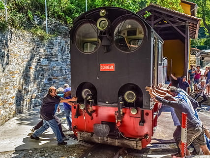 vlak, motor, otáčení, pohybující se, tlačení, pracovní, lokomotiva, přeprava, milies, Řecko, skutečných lidí, muži, způsob dopravy, plná délka, den, lidé, pozemního vozidla, životního stylu, neformální oblečení, stojící, samci, železniční dopravy, vlak - vozidlo, volnočasové aktivity, venku, ženy, dva lidé, veřejná doprava, 4K, CC0, veřejná doména, bez autorských práv
