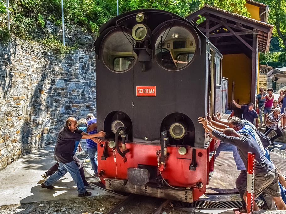 vlak, motor, otáčení, pohybující se, tlačení, pracovní, lokomotiva, přeprava, milies, Řecko, skutečných lidí, muži, způsob dopravy, plná délka, den, lidé, pozemního vozidla, životního stylu, neformální oblečení, stojící, samci, železniční dopravy, vlak - vozidlo, volnočasové aktivity, venku, ženy, dva lidé, veřejná doprava, 4K