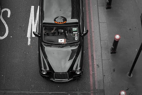 superiore, vista, auto, parcheggiata, accanto, polo, macchina nera, comunicazione, tecnologia, nessuno, mezzi di trasporto, città, modo di trasporto, connessione, cartello, giorno, avvicinamento, all'aperto, vista dall'alto, sicurezza, strada, natura morta, controllo, veicolo terrestre, veicolo a motore, 4K, CC0, dominio pubblico, privo di copyright