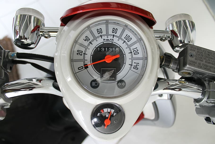 blanc, gris, lectura del velocímetre, indicador de velocitat, velocímetre, tacòmetre, Speedo, tacho, vehicle, velocitat, poder, moto, bicicleta, disseny, Indicador de combustible, crom, cotxe, calibre, vehicle terrestre, transport, manera de transport, primer pla, vermell, instrument de mesura, cap gent, a l'interior, dia, nombre, automòbil, tir de l'estudi, forma, precisió, centrar-se en primer pla, metre: instrument de mesura, roda, 4K